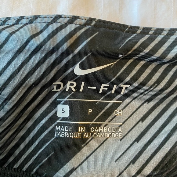 Nike Cropped Leggings - Picture 3 of 3